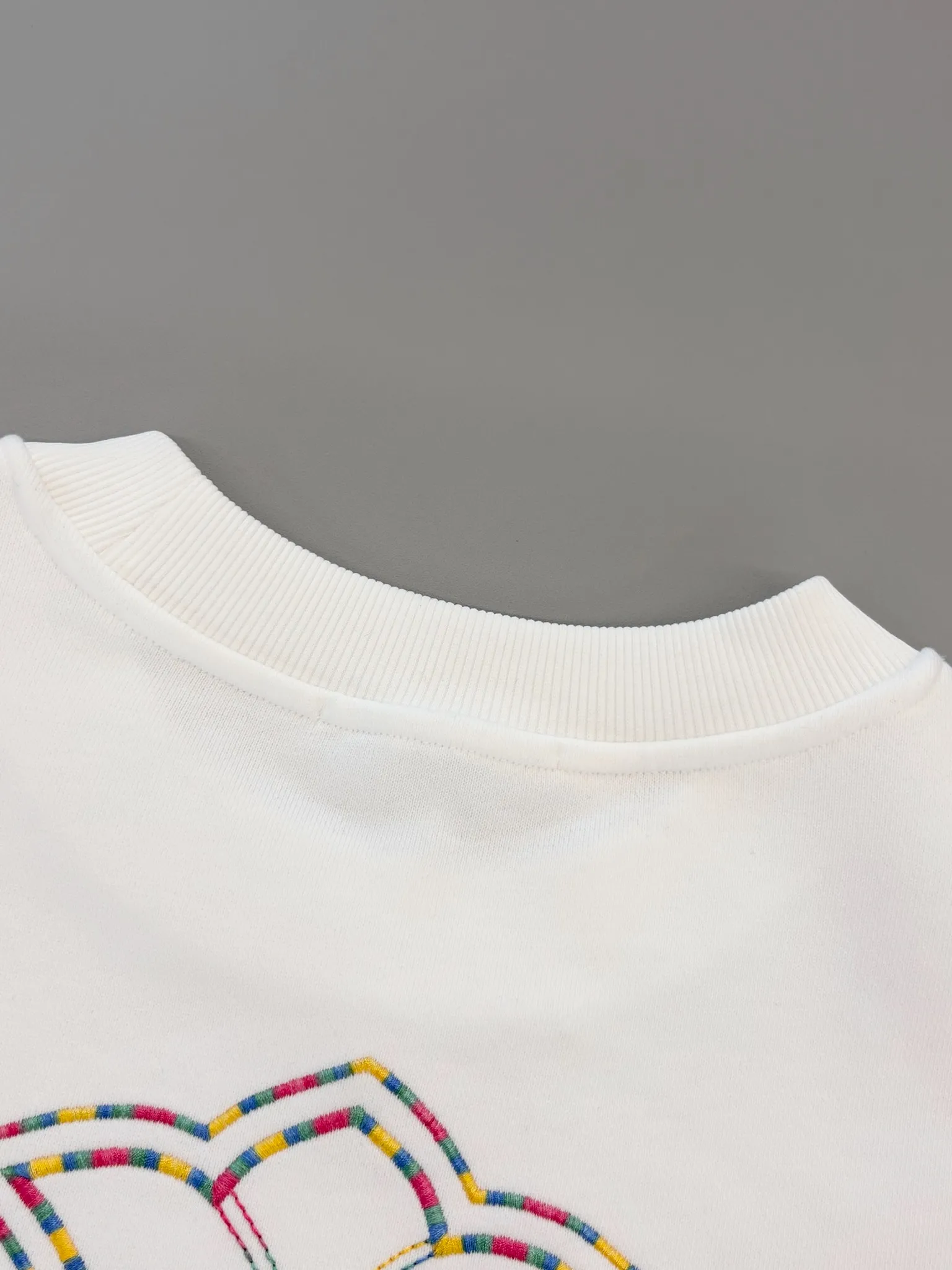 P250 [High Quality] Chrome Hearts Embroidery🪡Cross + Horseshoe‼ ️Round neck sweatshirt *Customized 420g terry cotton fabric, the fabric is soft, skin-friendly and comfortable *Embroidery process: front cross + rivet embroidery *A very simple and elegant classic continuation. It is unparalleled in terms of upper body comfort, interpreting your luxury and taste, and creating your fashion style and charm. Three complete standards. Same style for men and women. 𝐂𝐎𝐋𝐎𝐔𝐑: Black/White 𝐒𝐈𝐙𝐄: S-XL